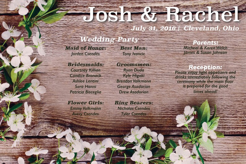 Pode incluir: Um cart&atilde;o de an&uacute;ncio de casamento com um fundo de madeira r&uacute;stico e flores brancas. O cart&atilde;o apresenta os nomes "Josh & Rachel" e a data do casamento "31 de julho de 2016". Tamb&eacute;m lista a festa de casamento, incluindo a dama de honra, o padrinho, as damas de honra, os padrinhos, as damas de honra e os portadores de alian&ccedil;as.