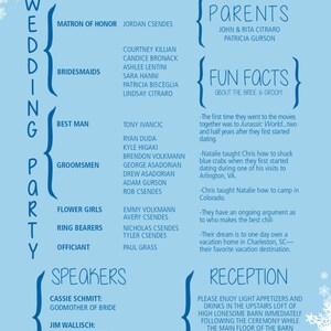 Pode incluir: Um cart&atilde;o de an&uacute;ncio de casamento azul e branco com flocos de neve. O cart&atilde;o apresenta os nomes Chris e Natalie, juntamente com a data 12.5.15. O cart&atilde;o tamb&eacute;m inclui uma lista dos membros da festa de casamento, incluindo a madrinha de honra, as damas de honra, o padrinho de honra, os padrinhos de casamento, as damas de honra, os portadores de alian&ccedil;as, o celebrante e os oradores. O cart&atilde;o tamb&eacute;m inclui uma se&ccedil;&atilde;o para fatos divertidos sobre a noiva e o noivo, bem como um an&uacute;ncio de recep&ccedil;&atilde;o.