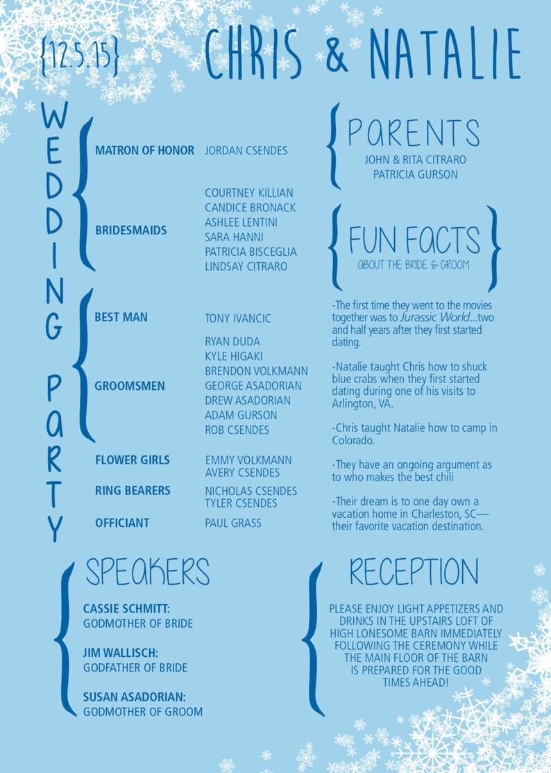 Pode incluir: Um cart&atilde;o de an&uacute;ncio de casamento azul e branco com flocos de neve. O cart&atilde;o apresenta os nomes Chris e Natalie, juntamente com a data 12.5.15. O cart&atilde;o tamb&eacute;m inclui uma lista dos membros da festa de casamento, incluindo a madrinha de honra, as damas de honra, o padrinho de honra, os padrinhos de casamento, as damas de honra, os portadores de alian&ccedil;as, o celebrante e os oradores. O cart&atilde;o tamb&eacute;m inclui uma se&ccedil;&atilde;o para fatos divertidos sobre a noiva e o noivo, bem como um an&uacute;ncio de recep&ccedil;&atilde;o.