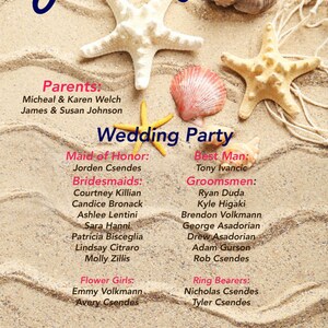 Pode incluir: Um an&uacute;ncio de casamento com tema de praia. O an&uacute;ncio apresenta uma estrela do mar branca, uma concha e uma estrela do mar amarela em um fundo arenoso. O texto diz "July 31, 2016 | Savannah, Georgia Josh & Rachel Wedding Party" e lista os nomes dos membros da festa de casamento.