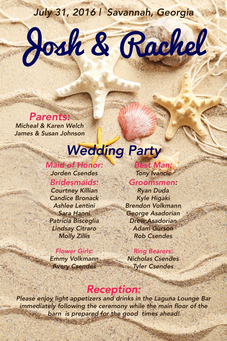 Pode incluir: Um an&uacute;ncio de casamento com tema de praia. O an&uacute;ncio apresenta uma estrela do mar branca, uma concha e uma estrela do mar amarela em um fundo arenoso. O texto diz "July 31, 2016 | Savannah, Georgia Josh & Rachel Wedding Party" e lista os nomes dos membros da festa de casamento.