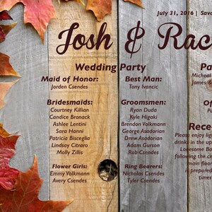 Op de afbeelding: Een huwelijksaankondiging met herfstbladeren op een houten achtergrond. De aankondiging bevat de namen Josh en Rachel, de datum 31 juli 2016 en de locatie Savannah, Georgia. De aankondiging bevat ook de namen van de bruiloftsgasten, ouders, ambtenaar en receptiedetails.