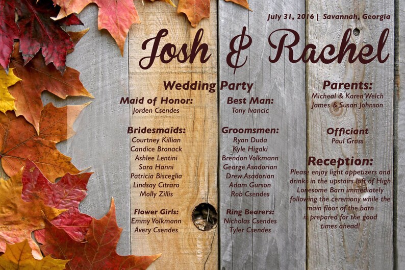Pode incluir: Um an&uacute;ncio de casamento com folhagem de outono em um fundo de madeira. O an&uacute;ncio inclui os nomes Josh e Rachel, a data 31 de julho de 2016 e a localiza&ccedil;&atilde;o Savannah, Ge&oacute;rgia. O an&uacute;ncio tamb&eacute;m inclui os nomes da festa de casamento, dos pais, do celebrante e os detalhes da recep&ccedil;&atilde;o.