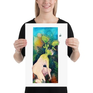 Op de afbeelding: Een aquarel schilderij van een vrouw met een Venusvliegenval plant die uit haar hoofd groeit. De vrouw knielt in een bosrijke omgeving met groen gebladerte en een blauwe lucht. Een kleine vlieg vliegt in de buurt van de plant.