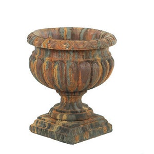 以下が含まれることがあります： アンティーク調のマルチカラー仕上げの装飾的な壺型のプランター。壺は、フルーテッドデザインの丸いボディと正方形のベースを持っています。