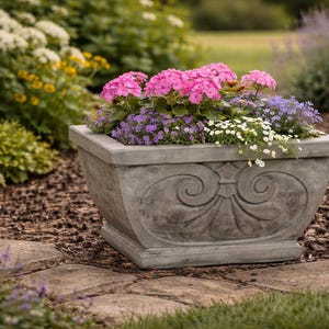 Macetero Solid Rock Stoneworks Normandy Jr. - 25 cm de altura - Preenvejecido