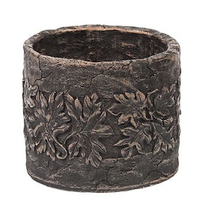 Może przedstawiać: Doniczka ceramiczna w ciemnobrązowym kolorze z fakturowaną powierzchnią i wypukłym wzorem liści wokół krawędzi.