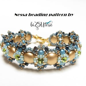 Peut inclure: Un bracelet en perles dorées et bleues avec une fermeture à fermoir. Le bracelet présente un motif répétitif de perles dorées, bleues et transparentes. Le bracelet est réalisé par bizSutterie.