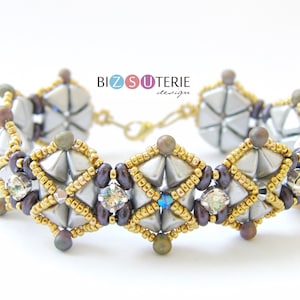 Könnte beinhalten: Ein silbernes und goldenes Armband mit geometrischem Design. Das Armband zeigt ein sich wiederholendes Muster aus silbernen Perlen, goldenen Perlen und dunkelbraunen Perlen. Das Armband ist mit klaren und schillernden Kristallen verziert.