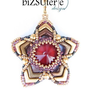 Könnte beinhalten: Ein gold- und brauner sternförmiger Anhänger mit einem roten Kristall in der Mitte. Der Anhänger ist aus Perlen gefertigt und hat oben eine Schlaufe zum Aufhängen.