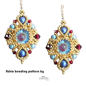 Puede incluir: Un par de pendientes con cuentas ornamentadas. Los pendientes presentan un diseño en forma de diamante con un patrón floral central azul y morado, rodeado de cuentas doradas, cuentas azul claro y cristales rojos. Cuelgan de una cadena dorada. Texto: "Adria beading pattern by b'zSuterie design".