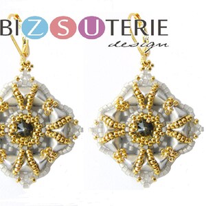 Könnte beinhalten: Ein Paar quadratische Ohrringe aus goldenen und silbernen Perlen mit einem Kristall in der Mitte. Die Ohrringe hängen an goldenen Haken.