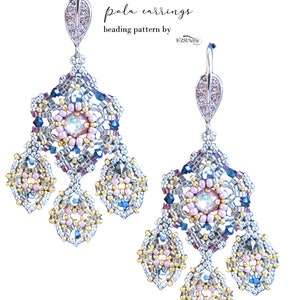 Puede incluir: Un par de pendientes de cuentas plateadas y doradas con un diseño de flor rosa y morada. Los pendientes se llaman "pola earrings" y el patrón de cuentas es de b'zSuterle.