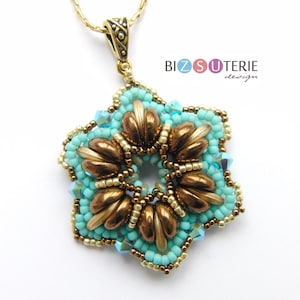 Pode incluir: Um colar de corrente dourada com um pingente de contas turquesa e douradas em forma de flor. O pingente é feito com contas pequenas e redondas e tem um fecho dourado. O texto "BIZSUTERIE design" é visível no fundo.