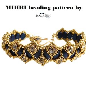 Könnte beinhalten: Ein goldenes und blaues Armband mit geometrischem Muster. Das Armband ist mit klaren Kristallen besetzt und aus kleinen Perlen gefertigt.