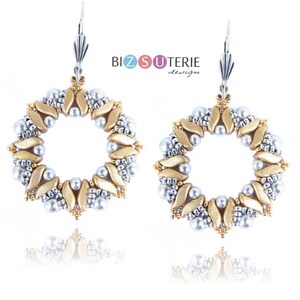 Może przedstawiać: Kolczyki z koralików złotych i srebrnych w okrągłym wzorze. Kolczyki są wykonane z małych koralików i mają delikatny, kobiecy wygląd.