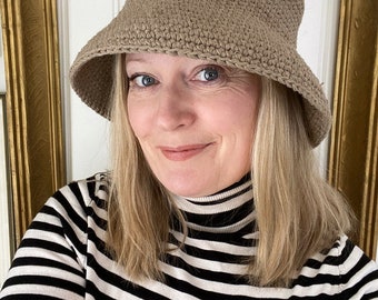 Classy Bucket Hat(SE) - Virkad sommarhatt - Virkad hinkhatt - Mönster in English - Svenskt mönster - Virkning - Omedelbar PDF Ladda ner