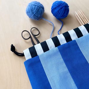 Projekttasche, blau-hellblau gestreifte Tasche für Stricker und Häkeler, Nachhaltige gestreifte Mehrzwecktasche