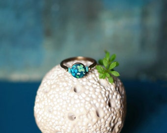 Fine brass ring and round cabochon with green floral pattern, 'Amicie' collection