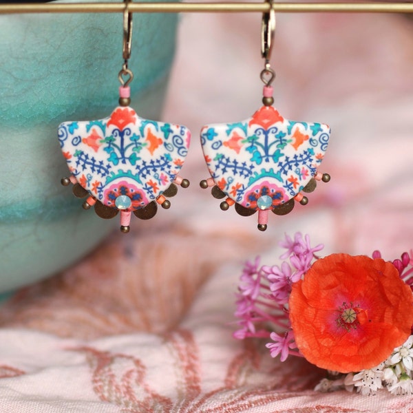 Grandes boucles d'oreilles bohème aux motifs orange, rose et vert inspirés de broderies orientales, collection 'Suzanne'