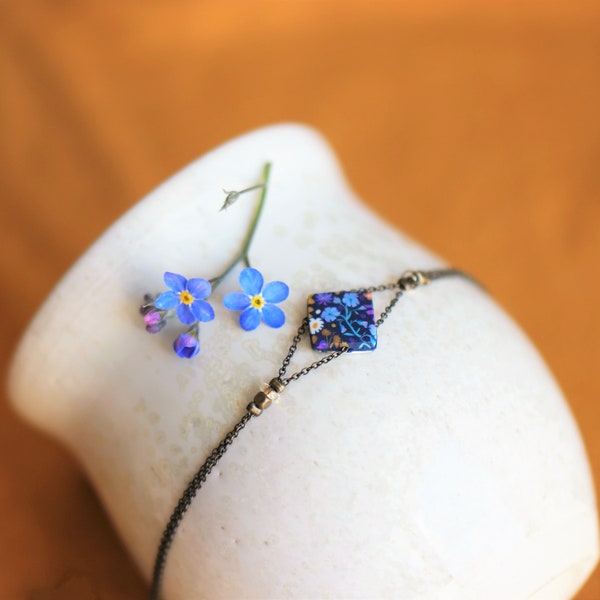 Bracelet fin double chaîne en laiton losange au motif floral mauve et ocre, collection 'Iris'