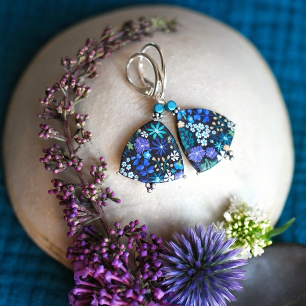 Boucles d'oreilles bohèmes à motifs floraux violets et vert sur dormeuses en argent 925, collection 'Asperule'