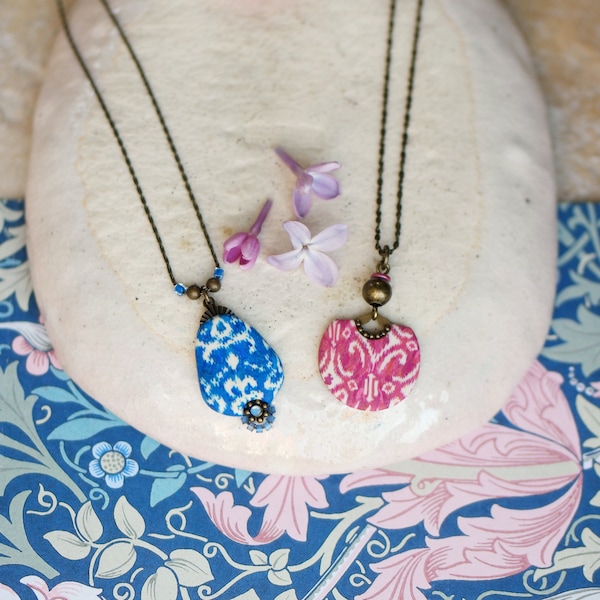 Collier en laiton au pendentif ikat bleu ou rose, collection 'Nilufar'