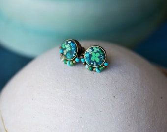 Round earnails with green floral motifs and glass beads and bronze brass, 'Amicie' collection