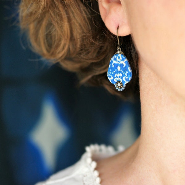 Boucles d'oreilles au motif textile ikat bleu et cristal Swarovski, collection 'Nilufar'