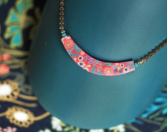 Short necklace with red floral pattern on fancy brass chain, Hanami collection