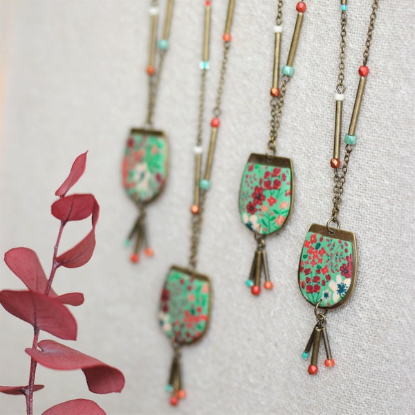 Sautoir avec chaîne perlée en laiton et pendentif à motif floraux rouges et verts, collection 'Monarde'