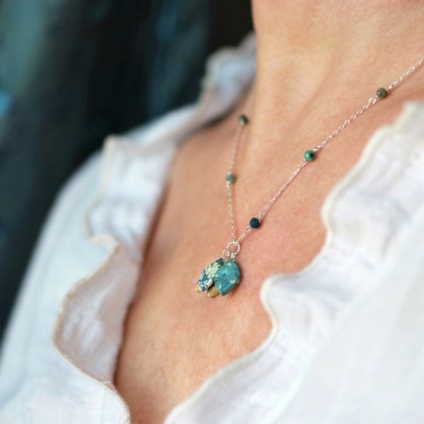 Collier mi-long aux pampilles à motifs et chaîne perlée de turquoise en argent 925, collection 'Santoline'