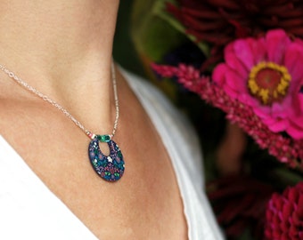 Collier pendentif rond au motif floral bleu et rose sur chaîne en argent 925, collection Nolana