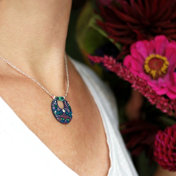 Collier pendentif rond au motif floral bleu et rose sur chaîne en argent 925, collection Nolana