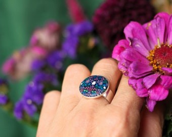 Round cabochon ring with blue and pink floral pattern on wide adjustable ring in 925 silver, Nolana collection