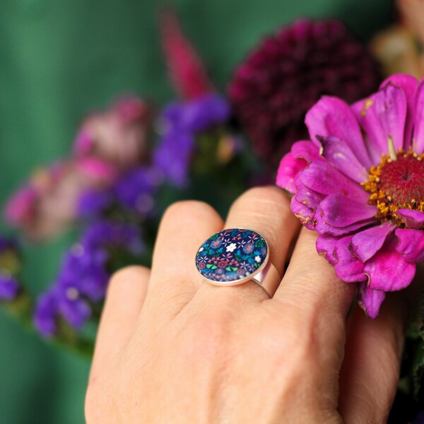 Bague cabochon rond au motif floral bleu et rose sur anneau large ajustable en argent 925, collection Nolana