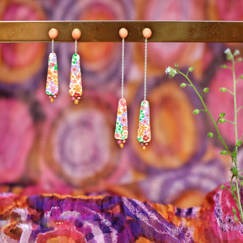 Boucles d'oreilles fines pendantes motif floral orange et mauve sur clou en argent 925, collection 'Lobélie' image 5