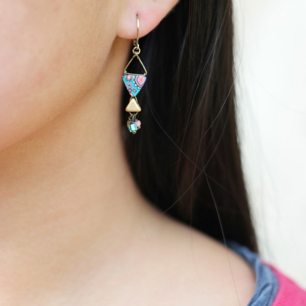 Boucles d'oreilles boho à pampilles et triangles motifs ethniques rose et turquoise, collection 'Azolla'