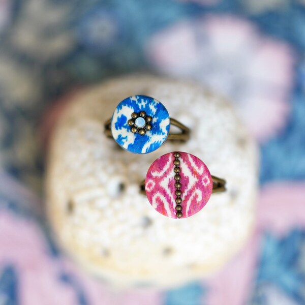 Bague ajustable en laiton cabochon au motif ikat bleu ou rose, collection 'Nilufar'