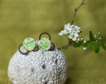 Stud earrings with lime green floral pattern and brass circles, Doradille collection
