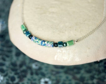 Short necklace in 925 silver and beads with blue and green floral patterns, Phacélie collection