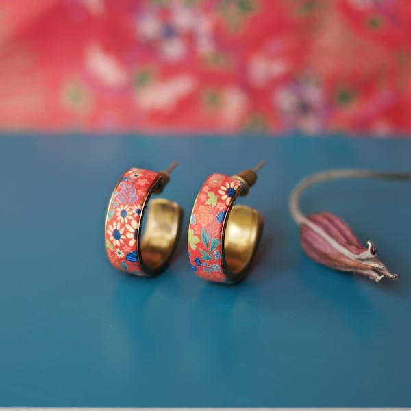 Orecchini a cerchio in ottone color bronzo con motivo floreale rosso e blu, collezione Hanami