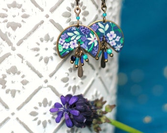 Boucles d'oreilles rondes à pampilles et motif floral vert et violet sur laiton bronze, collection 'Hysope'