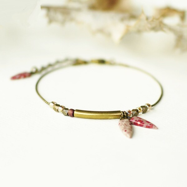 Thin brass bracelet 'Airelle' with patterned beige and dark red tassels