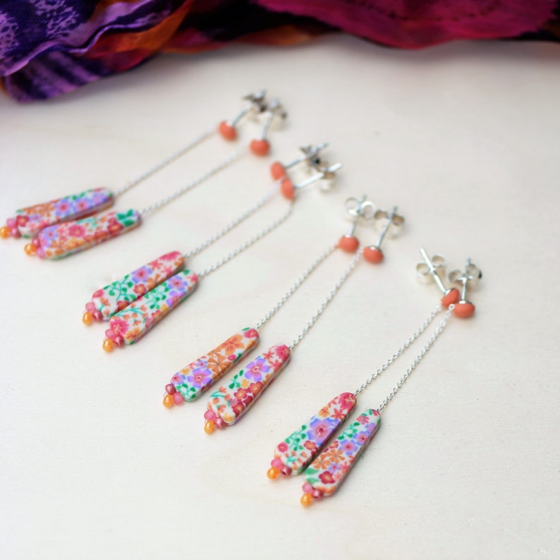 Boucles d'oreilles fines pendantes motif floral orange et mauve sur clou en argent 925, collection 'Lobélie' image 4