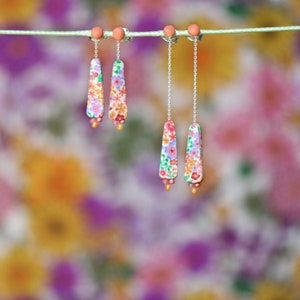 Boucles d'oreilles fines pendantes motif floral orange et mauve sur clou en argent 925, collection 'Lobélie' image 2