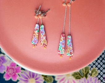 Boucles d'oreilles fines pendantes motif floral orange et mauve sur clou en argent 925, collection 'Lobélie'