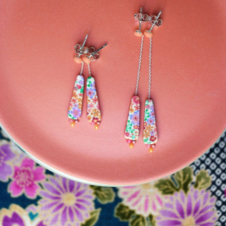 Boucles d'oreilles fines pendantes motif floral orange et mauve sur clou en argent 925, collection 'Lobélie' image 1