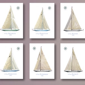 Könnte beinhalten: Sechs Vintage-Illustrationen von J-Class-Segelyachten. Jede Illustration zeigt eine andere Yacht mit ihrem Namen und Baujahr. Die Yachten sind vor einem weißen Hintergrund mit einer Kompassrose oben rechts dargestellt.