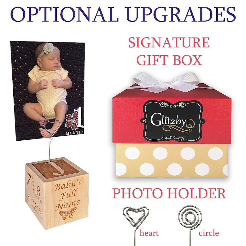 Peut inclure: Un porte-photo en bois avec un clip en forme de c&oelig;ur, une bo&icirc;te cadeau rouge &agrave; pois blancs avec un n&oelig;ud blanc et une pancarte noire et blanche qui dit "Glitzby". Le porte-photo est grav&eacute; avec le texte "Baby's Full Name", "7", "8", et "21 inches".